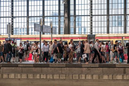 Polizeibekannter Jugendlicher schießt in Berlin mit Softairwaffe in voll besetzte S-Bahn