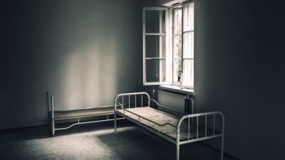 Randale im Asylheim Schleiz: Aggressiver Syrer in Psychiatrie von zehn Männern ans Bett gefesselt, Afghane kam zur Ausnüchterung