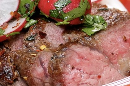 Zwei Arten, ein herzhaftes Rumpsteak zuzubereiten