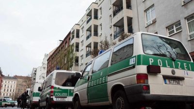 Stein- und Flaschenwürfe bei Protesten gegen rechte Kundgebung in Berlin