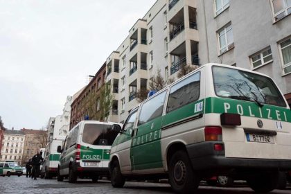 Stein- und Flaschenwürfe bei Protesten gegen rechte Kundgebung in Berlin