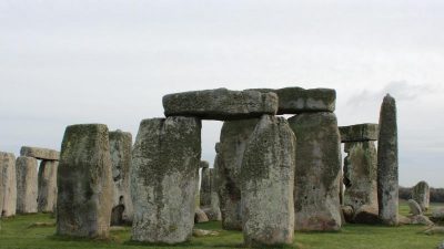 Geben gravierte Steintrommeln einen Hinweis auf die Erbauung von Stonehenge?