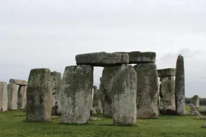 Geben gravierte Steintrommeln einen Hinweis auf die Erbauung von Stonehenge?