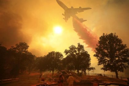 Feuerwehr in Kalifornien dämmt Waldbrände ein