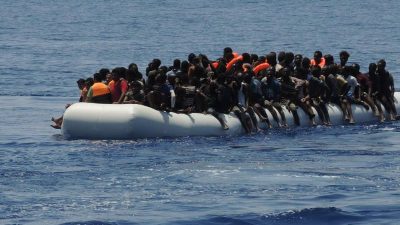 Algeriens Küstenwache greift hunderte Migranten im Mittelmeer auf