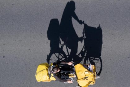 Zweijähriger in Bayern nachts ausgebüxt: Zeitungsbote bringt Kind zu Polizei