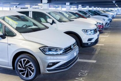 Geparktes Auto stürzt bei missglücktem Ausparkversuch von Parkdeck