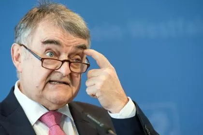 Razzia gegen Polizisten: Reul verurteilt “übelste und widerwärtigste Hetze” in rechtsextremen Chatgruppen