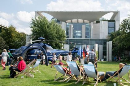Tag der offenen Tür: Kanzlerin begrüßt Besucher in ihrem Amtssitz in Berlin