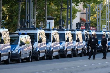Boostedt: 11 beschädigte Polizei-Einsatzfahrzeuge vor Flüchtlingsunterkunft