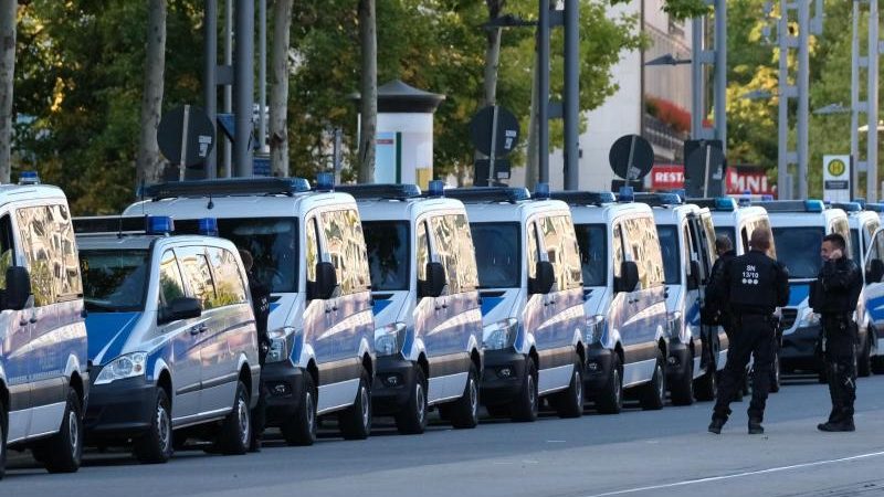 Ausschreitungen in Chemnitz: Polizei leitet zehn Ermittlungsverfahren wegen Zeigen des Hitlergrußes ein