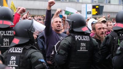 Hitlergruß bei Demos: CDU-Minister Stahlknecht empfiehlt Pfeifkonzert