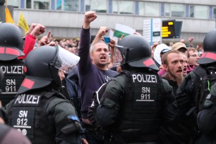 Acht mutmaßliche Mitglieder rechtsextremer Terrorzelle in Untersuchungshaft