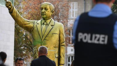 Erdogan-Statue in Wiesbaden wieder abgebaut: Sicherheit konnte nicht mehr gewährleistet werden – „auch Stichwaffen gesichtet“
