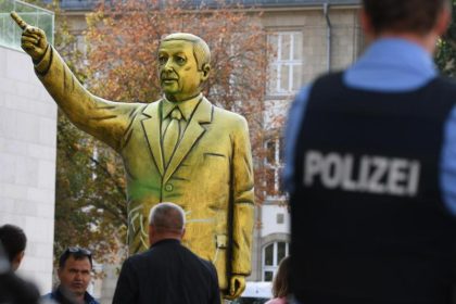 Erdogan-Statue in Wiesbaden wieder abgebaut: Sicherheit konnte nicht mehr gewährleistet werden – “auch Stichwaffen gesichtet”
