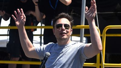 Kiffer-Auftritt von Musk: Tesla-Aktie stürzt ab