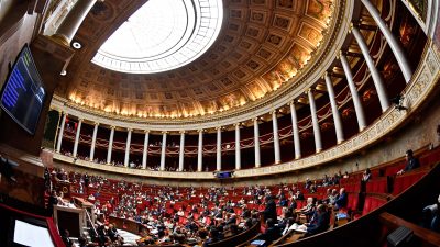 Macron in der Bredouille: Regierungsumbildung in Paris