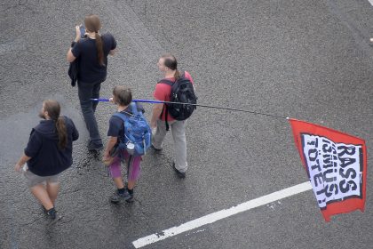 LIVE: Verregnete Kundgebungen in Chemnitz – Open-Air-Konzert mit “Freude schöner Götterfunken”