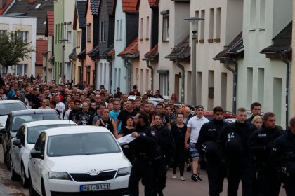 Köthen: Haftbefehle gegen zwei Afghanen erlassen – Bürger trauern um 22-Jährigen – Politiker mahnen zur “Besonnenheit”