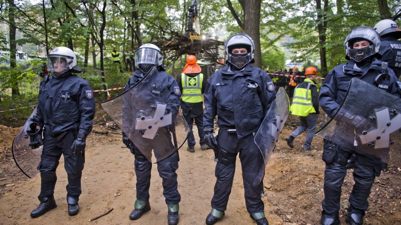 Verschanzt im Tunnel unter der Erde und in den Baumkronen – Polizei stößt auf Widerstand in Hambach