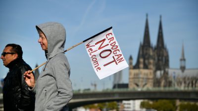 Zunächst weniger Teilnehmer bei Anti-Erdogan-Protesten in Köln als erwartet