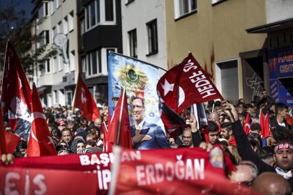 Lauter Protest und großer Jubel bei Erdogans Besuch in Köln