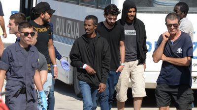 Migranten von der „Aquarius“ gehen in Malta an Land – 15 davon nimmt Deutschland auf