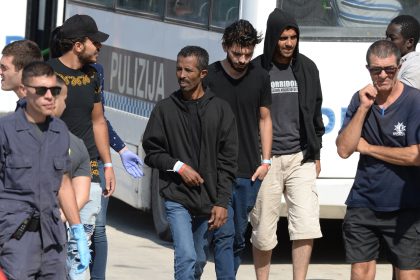Migranten von der “Aquarius” gehen in Malta an Land – 15 davon nimmt Deutschland auf