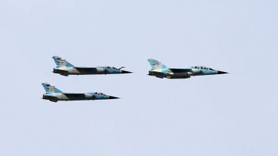 Iranische Kampfjets führen Übungen im Persischen Golf aus