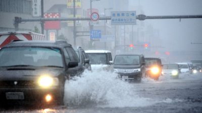 Stärkster Taifun seit 25 Jahren trifft Japan – Flughafen unter Wasser
