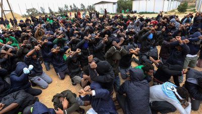 Libysche Küstenwache hat in vier Tagen fast 500 Migranten geborgen