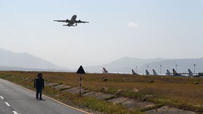 Flugzeug rutscht von der Landebahn – Nepals Flughafen stundenlang geschlossen