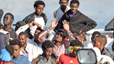 50 Afrikaner von Schiff „Diciotti“ untergetaucht – Salvini: Diese Migranten sind keine Skelette und fliehen nicht vor Krieg und Hunger