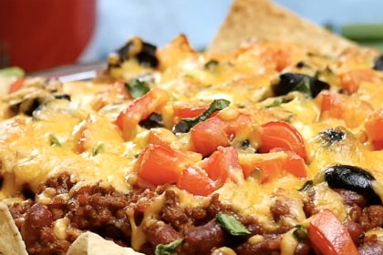 Für den perfekten Filmabend: Nachos mit selbstgemachtem Tomaten-Käse-Dip