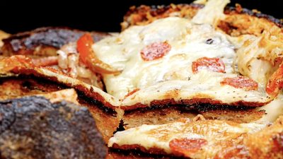 Peperoni-Käse-Pizza im Brotlaib