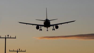 Flug wegen Warteschlange verpasst – Frau verklagt Bundespolizei