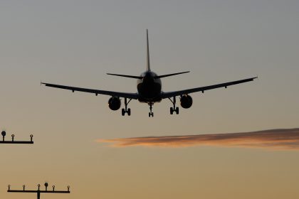 Flug wegen Warteschlange verpasst – Frau verklagt Bundespolizei