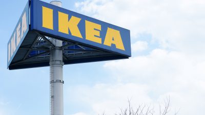Schusswechsel vor IKEA in Frankurt – Täter auf der Flucht – Geldbote schwer verletzt