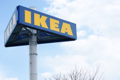 Schusswechsel vor IKEA in Frankurt – Täter auf der Flucht – Geldbote schwer verletzt