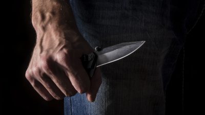 Halle: Messer-Attacke vor Grundschule – Frau vom Ex niedergestochen – Schulhof gesperrt
