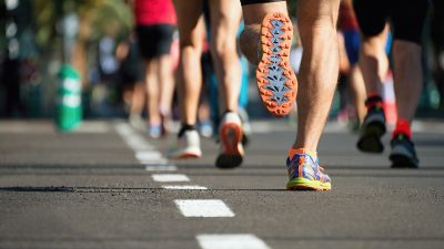 Ärzte sagen Mädchen wird nie laufen können – Als Erwachsene nimmt sie am Marathon teil