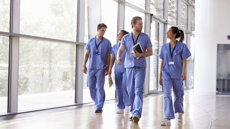 Regierungs-Pflegebeauftragter: Pflegekräfte sollen mehr mit Ärzten zusammenarbeiten
