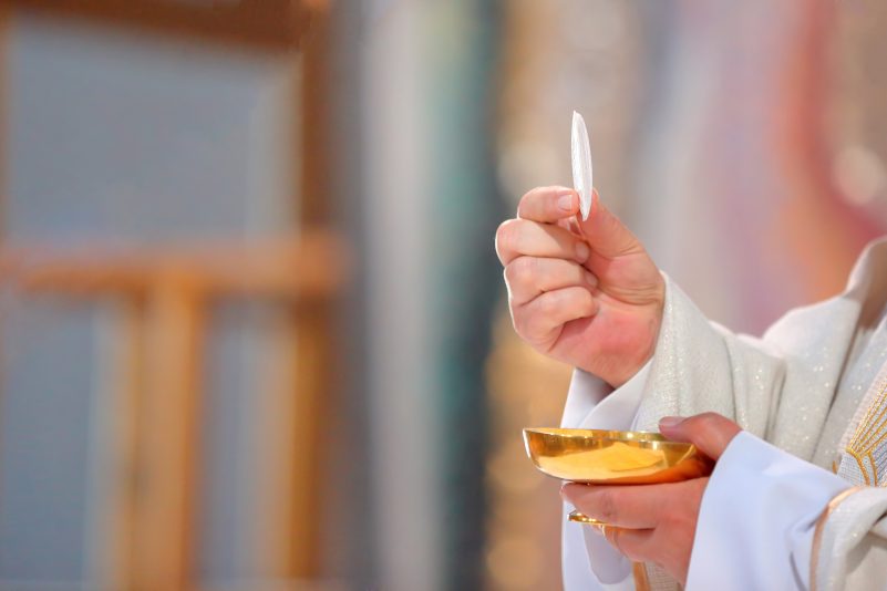 Trotz Monatsgehalt von bis zu 15.000 Euro – Priester wegen Betrugs vor Gericht: „Ich kann nicht mit Geld umgehen“
