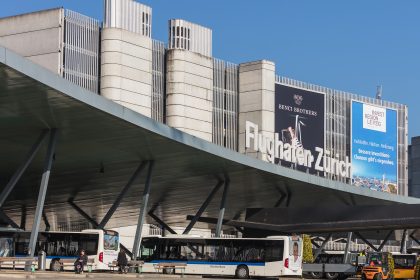 Stau auf Schweizer Autobahn: Reisende gehen zu Fuß zum Flughafen