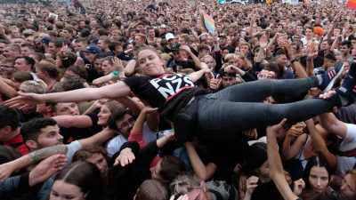 „Bullenhelme sollen fliegen – Knüppel kriegt ihr in die Fresse rein“: Politiker finden linksradikale Punkband „einfach nur wow!“