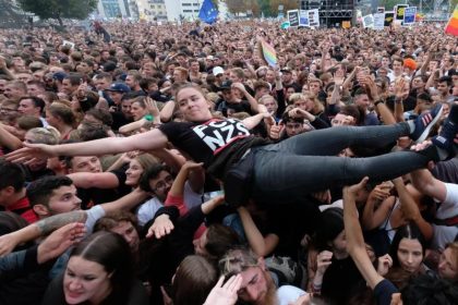 Abwehrzauber #WirSindMehr grenzt aus – Demokratie geht anders