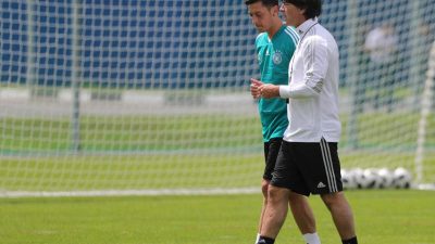 Özils Posten heiß umkämpft – Reus: Spiele gerne auf der Zehn