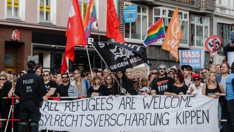10.000 demonstrieren in Hamburg lautstark gegen Fremdenhass und rechte Hetze – 180 bei „Merkel muss weg“-Demo