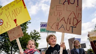 „Spielt mit mir! Nicht mit euren Handys!“: Kinder demonstrieren in Hamburg gegen Handy-Eltern