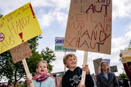 „Spielt mit mir! Nicht mit euren Handys!“: Kinder demonstrieren in Hamburg gegen Handy-Eltern